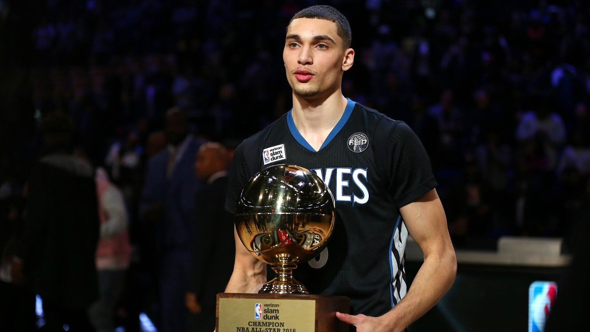 朱婷比赛结束后主动与对手拥抱致意，朱婷等人