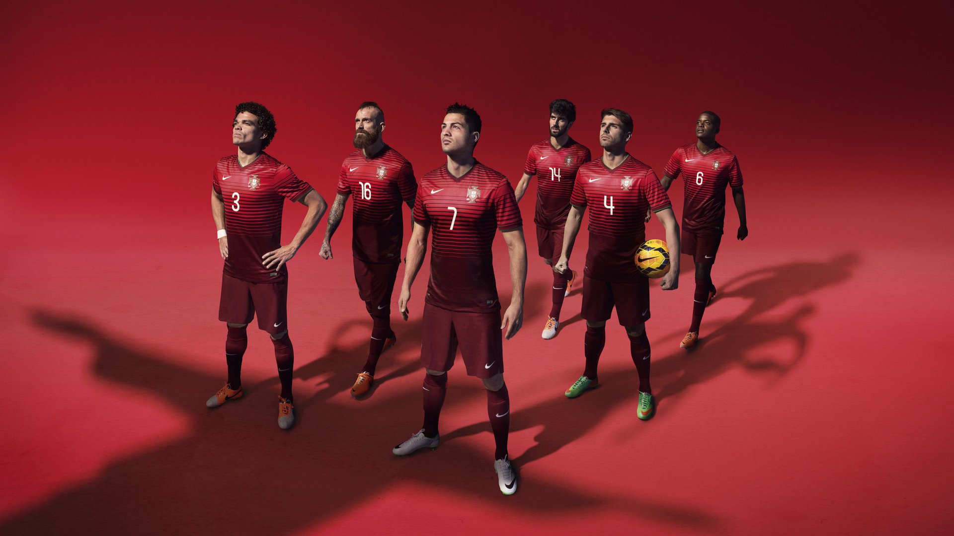 柯尔赞冲线瞬间引发现场欢呼，科尔阿赞