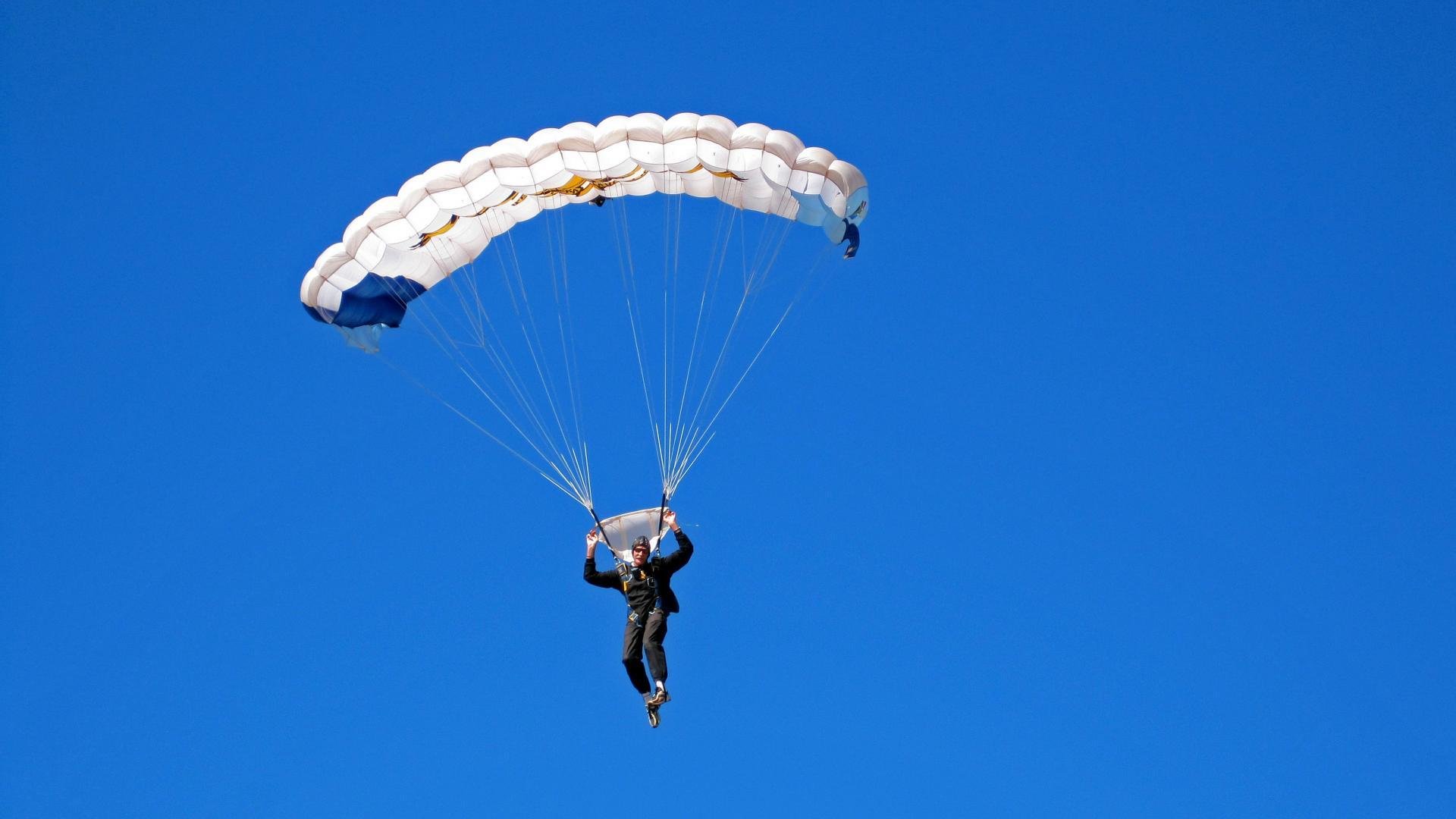 训练结束后球队统一参加媒体活动展示良好精神风貌,训练结束后,进行总结讲评